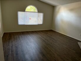 Building Photo - 2113 Phlox Ave