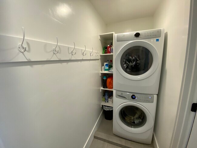 Building Photo - 530 Craftsman Way