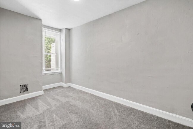 Building Photo - 2511 W Oakdale St
