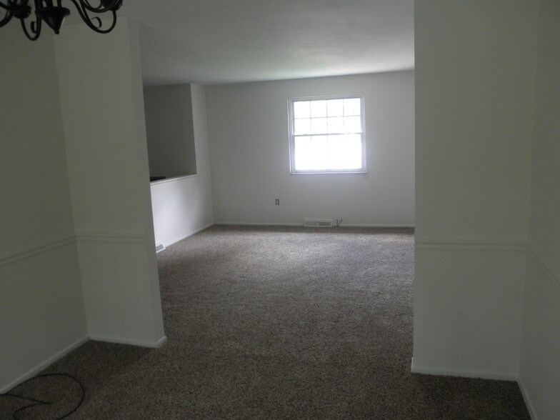 Livingroom - 124 Treeview Dr