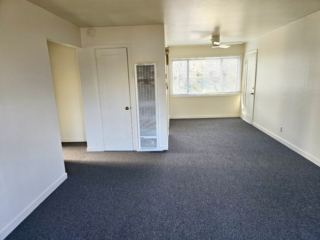 Building Photo - Upstairs apartment in downtown Santa Rosa!