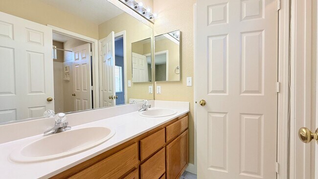 Building Photo - Bright and Airy 3BD/2.5BA Townhouse in Shadowhawk Community, Danville- Available NOW!
