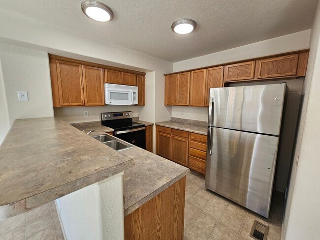 Building Photo - 3 Bed 4 bath Townhome in University Village!