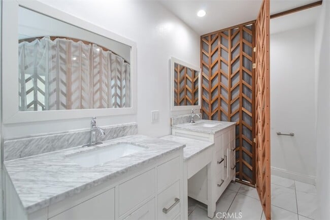 Building Photo - 6059 Vantage Ave