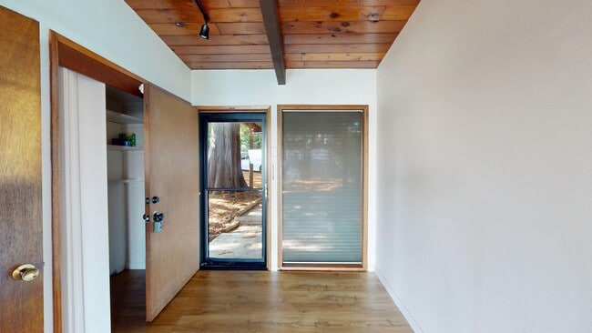 Building Photo - Fantastic 3 Bedroom Home with Gorgeous Oce...