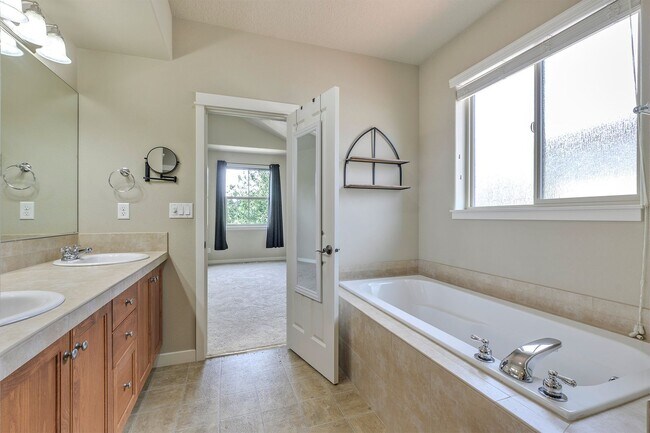 Building Photo - Executive style home