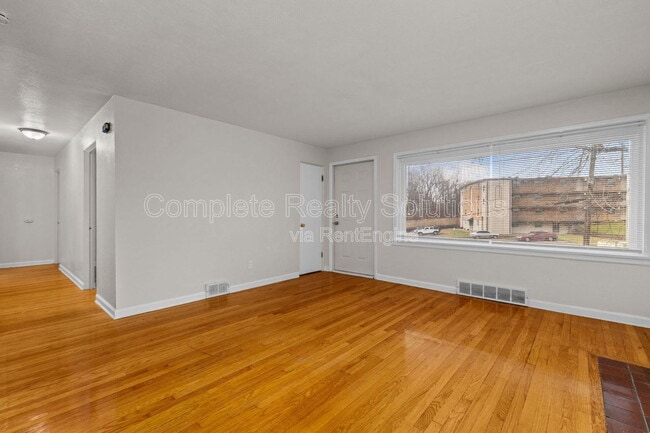 Building Photo - 375 Adrian Dr