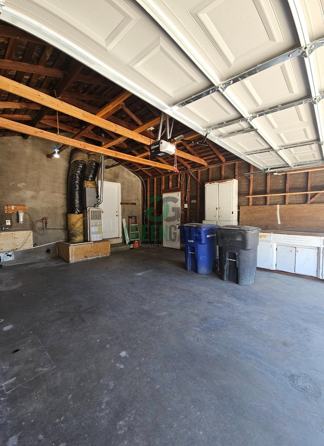 Building Photo - NOW AVAILABLE! 3 Bedroom, 1 Bathroom Home ...