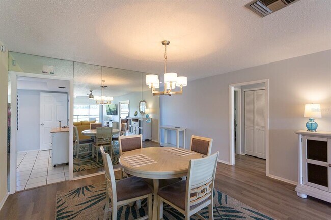 Building Photo - 5630 Golf Pointe Dr