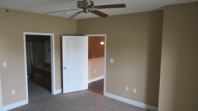 Building Photo - Luxury 3BR/2BA River Towne Condo - Available for FALL 2026 Only $2400/month!