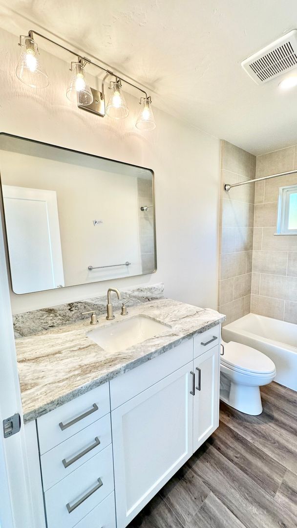 Building Photo - Beautiful Newer Custom Construction Detach...