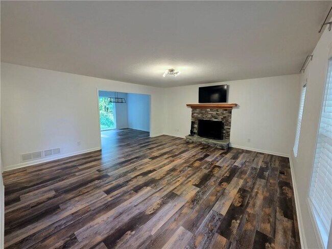 Building Photo - 3060 Glen Wallace Dr