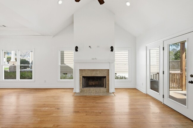 Building Photo - 374 Cherry St