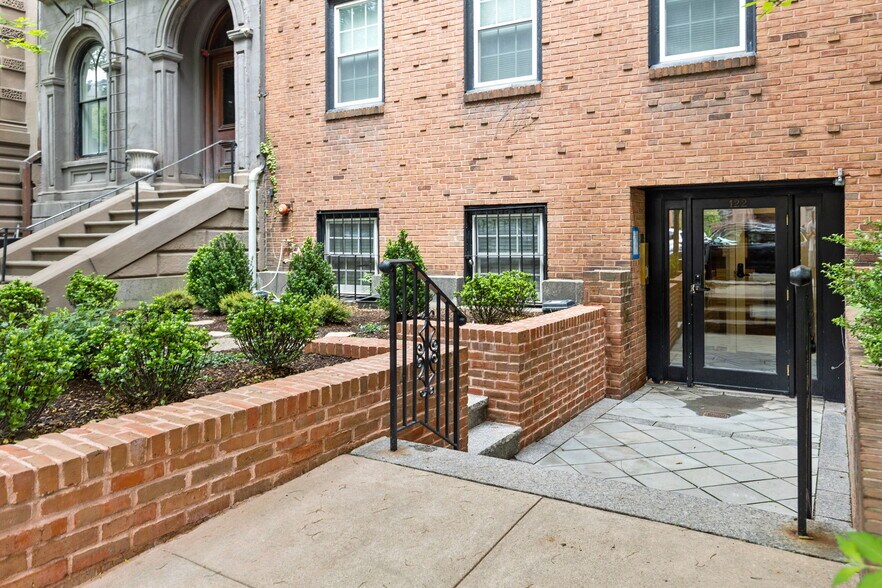 Building Photo - 122 Beacon St