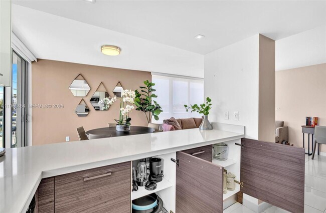 Building Photo - 9901 E Bay Harbor Dr