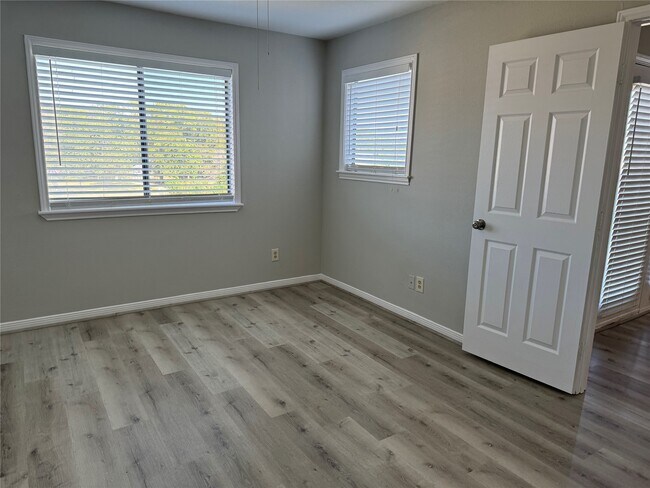 Building Photo - 6107 Snug Harbor Blvd