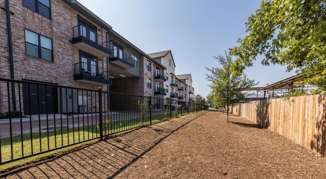 Building Photo - 730 Shady Ln