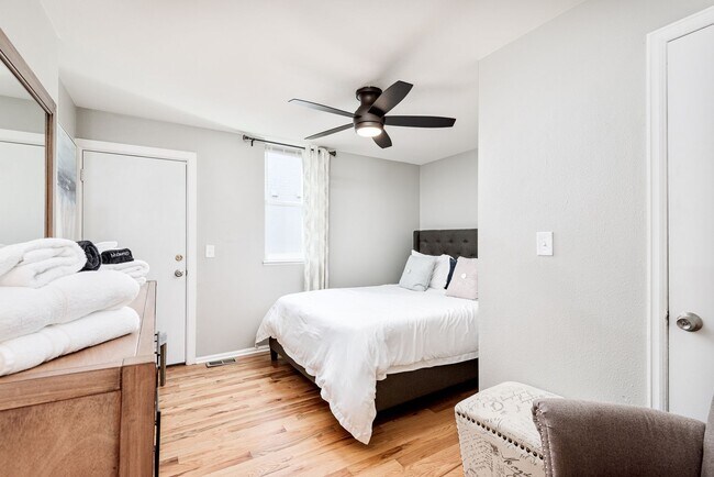 Building Photo - 2411 Tremont Pl