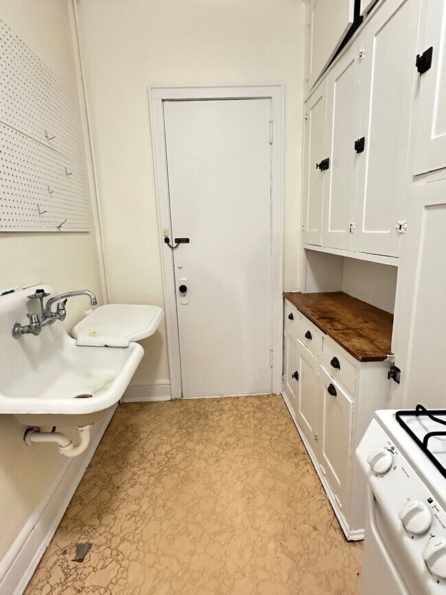 Building Photo - Studio Lakes Uptown Apartment, Blocks from...