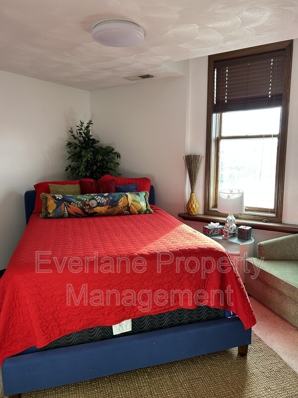 Building Photo - 65 E Cedar St