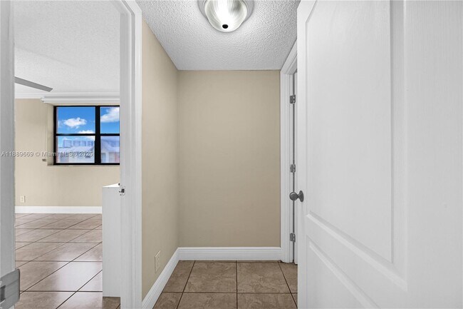 Building Photo - 8120 Geneva Ct