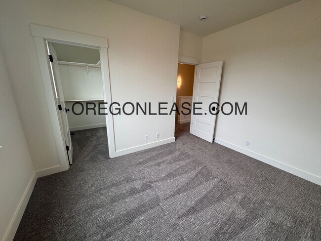 Building Photo - Brand new 3 bedroom 2.5 bath Coburg townhome