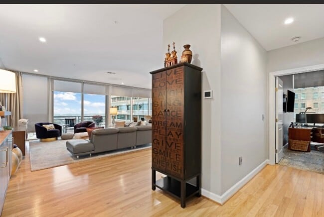 Building Photo - Centerpointe- Urban luxury living!!