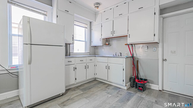 Building Photo - 88 William St