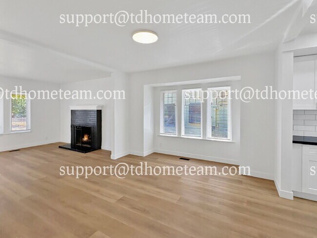 Building Photo - "Charming 3-Bed Home with 2 Baths in the H...