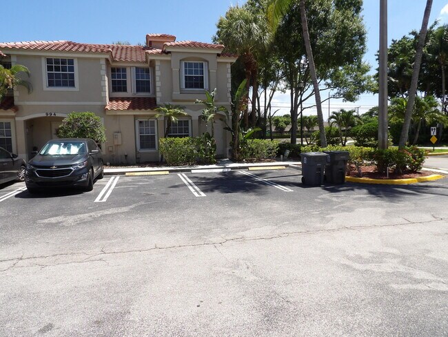 Building Photo - 996 Summit Lake Dr