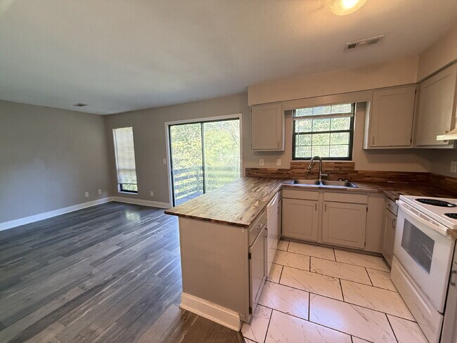 Primary Photo - Spacious 1-Bedroom Apartment in West Knoxv...