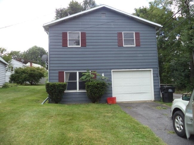 Building Photo - 4 Bedroom, 1.5 Bathroom House -- Available...