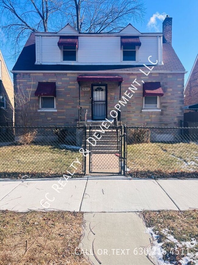 Primary Photo - *** 4 BDRM - 1.5 BTH / W&D HOOKUPS / HARDW...