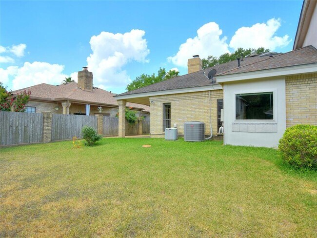 Building Photo - 10215 River Plantation Dr
