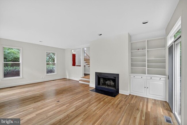 Building Photo - 4532 Broad Branch Rd NW