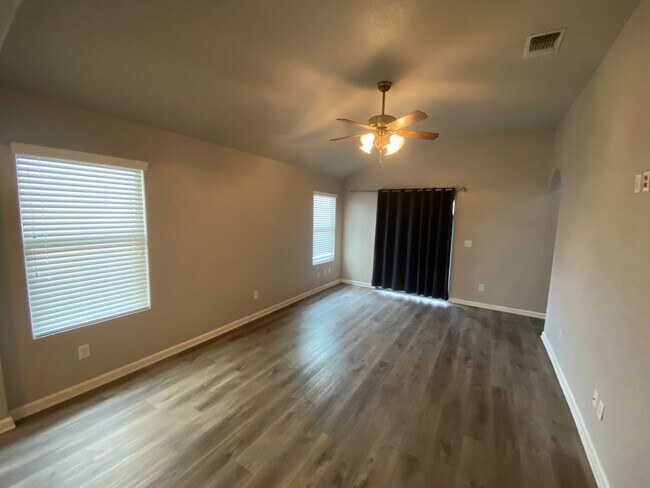 Building Photo - 3/2 Single Story ~ Conveniently located to...