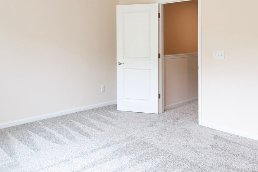 Building Photo - 400 White Oak Ridge Dr