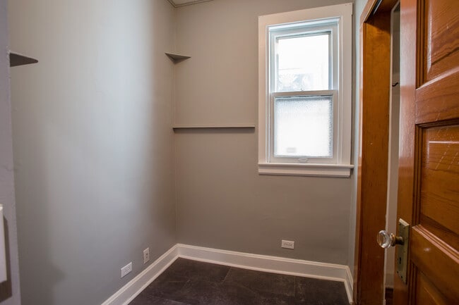 Building Photo - 2440 W Cuyler Ave
