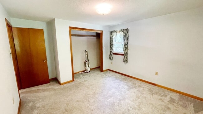 Building Photo - 3 BR House on a Lake 1.5 Baths