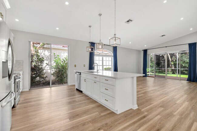 Building Photo - 3947 Redondo Way
