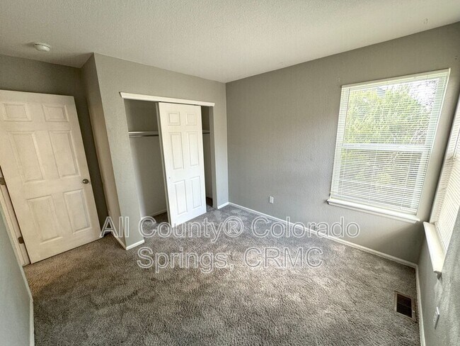 Building Photo - 5859 Instone Cir