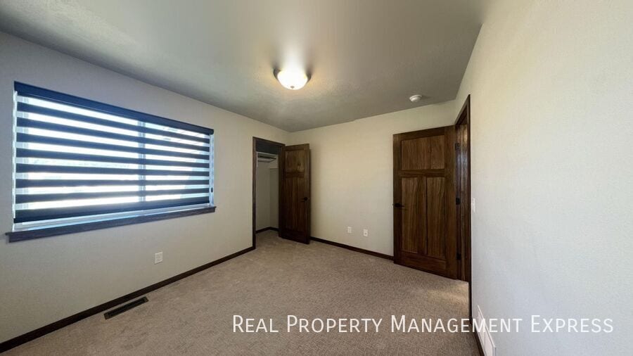 Building Photo - Stunning 3-Bedroom 2.5-Bathroom Townhome