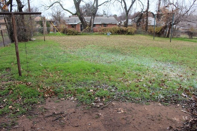 Building Photo - 3-4 Bedrooms!