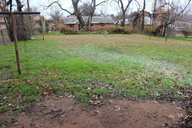 Building Photo - 3-4 Bedrooms! REBATE $300 off 1st Mo. Rent!!!