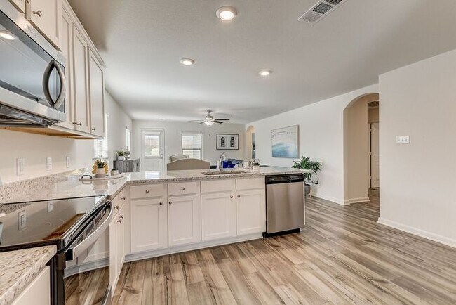 Building Photo - 520 Trinity Trl