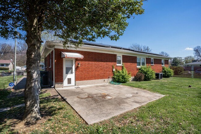 Building Photo - Welcome to this charming 3-bedroom, 2 full...