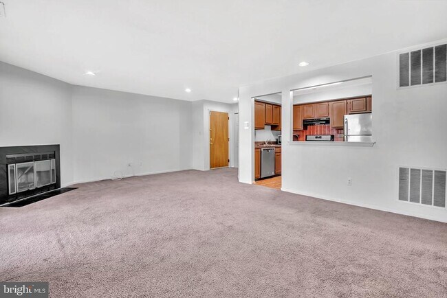 Building Photo - 302 Trinity Ct