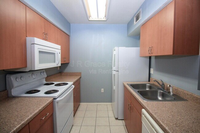 Building Photo - 1500 Lake Shore Dr