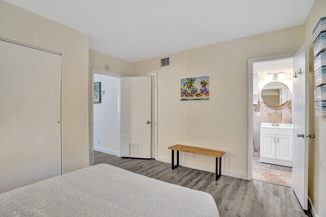 Building Photo - 417 NE 17th Ave