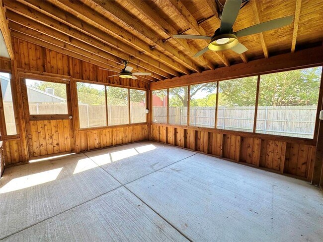 Building Photo - 814 N Riverside Dr